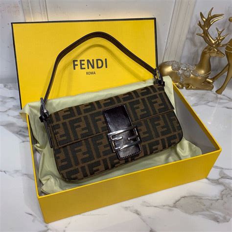 bolsa fendi de cuadros